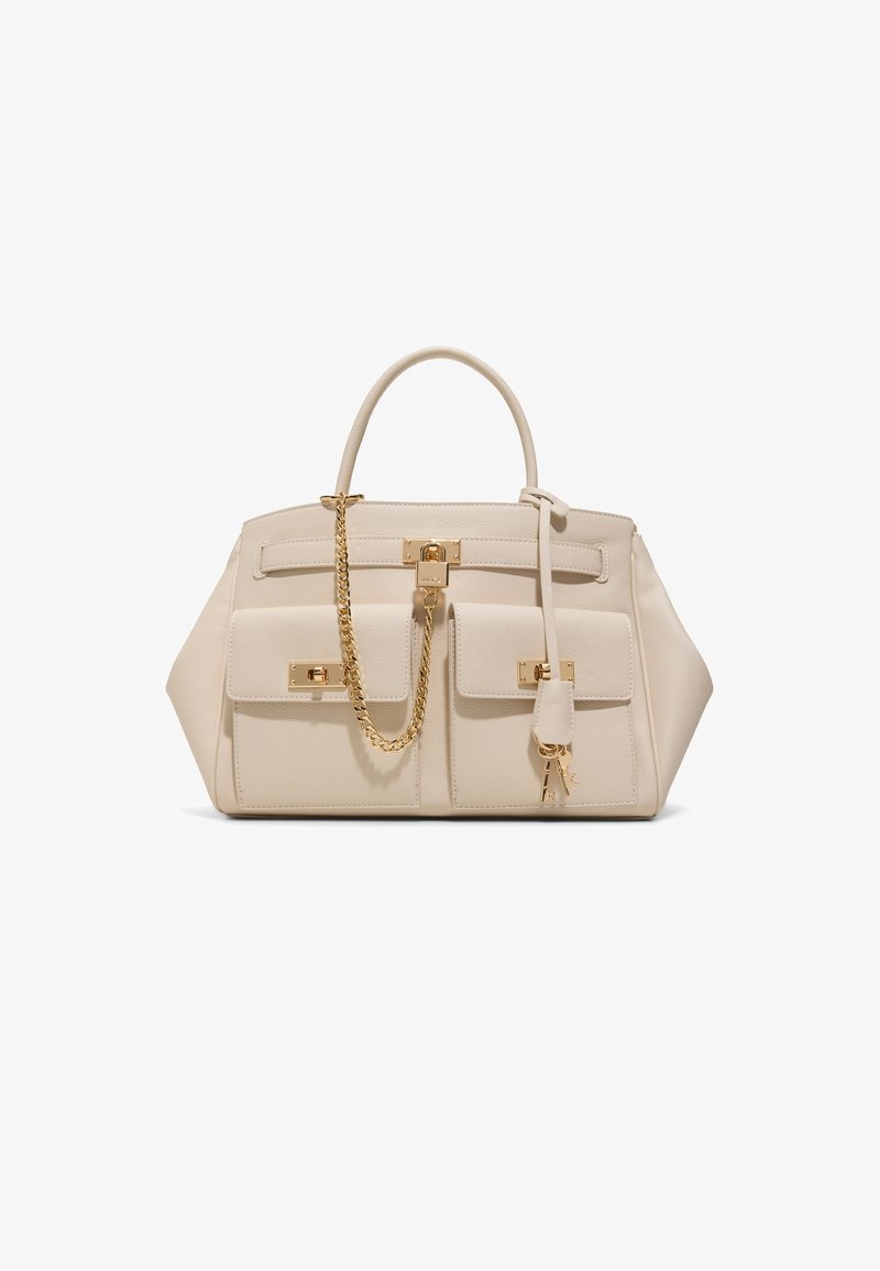 Sac à main en cuir beige avec deux poches frontales, fermeture à verrou dorée, détail en chaîne, poignée incurvée et deux clés pendantes attachées à une lanière.