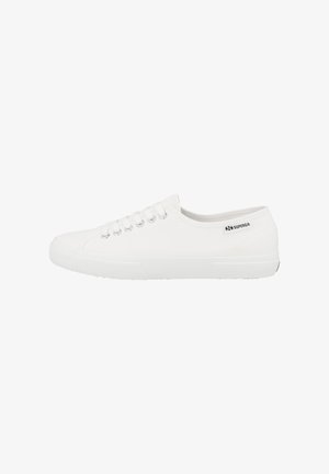 Vita kanvas sneakers med rund tå, sex öglor och gummisula. Har en liten svart logotyp på sidan och texturerade gummidetaljer.