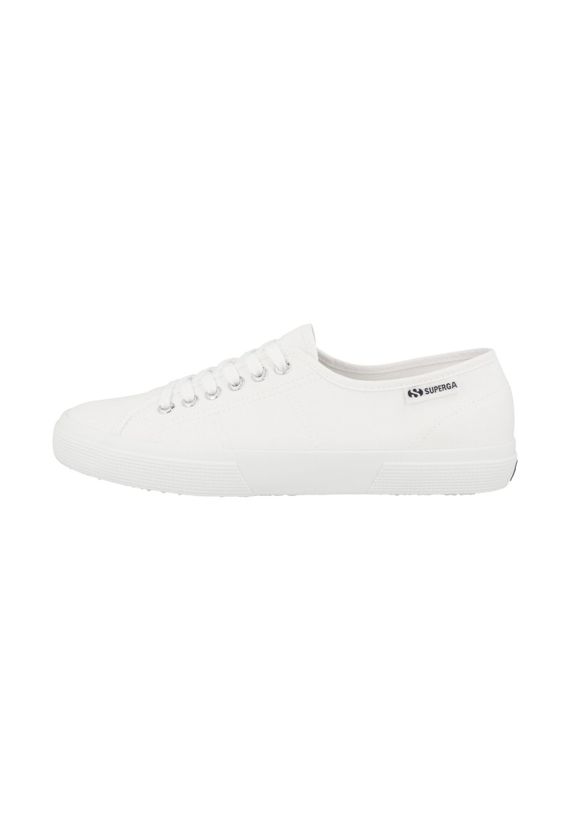 Sneaker bianche in canvas con punta rotonda, sei occhielli e suola in gomma. Presentano un piccolo logo nero sul lato e dettagli in gomma testurizzata.