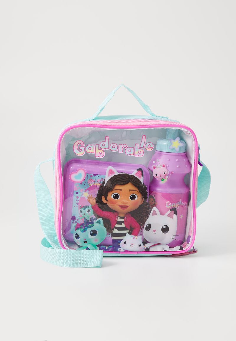 Busta di plastica trasparente con accenti rosa e acquamarina. Contiene una bambola, animali di peluche e una bottiglia d'acqua. Presenta grafiche colorate e una maniglia.