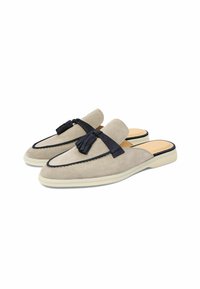 Sude cipele s ravnim đonom u svijetlo bež boji s tamnoplavim detaljem od resica, kontrastnim šavovima i gumenenim đonom. Dizajn s ravnim, zaobljenim vrhom.