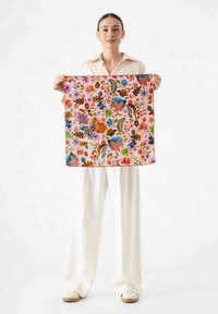 Zijden vierkante sjaal met een levendig bloemenpatroon in roze, blauw, groen en rood. Omrand met een contrasterende rand, vlak gepresenteerd door een model.