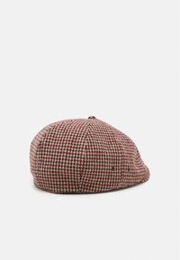 Vörös és bézs színű, houndstooth mintás sapka, kerek forma, kis gombbal a tetején és enyhén megnövelt karimával. Texturált felület.