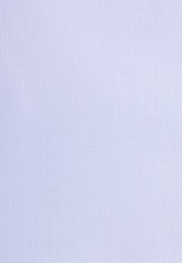 Tissu bleu clair tissé avec une texture lisse et un motif diagonal subtil.
