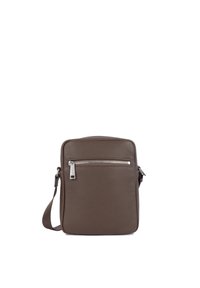 Borsa a tracolla in pelle marrone con finitura texture, forma rettangolare, tasca frontale con zip e tracolla regolabile. Fodera interna liscia.