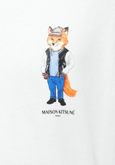 Graafiline T-särk, millel on karikatuuriline rebane mütsi ja jakkiga, seistes käed taskutes, valge tausta ees. Allpool on tekst "MAISON KITSUNÉ PARIS".