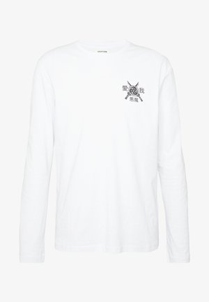 Biała koszula z długim rękawem z małym czarnym graficznym wzorem skrzyżowanych mieczy oraz japońskimi znakami na górnym lewym brzegu klatki piersiowej.