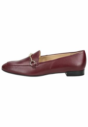 Bordeaux leren loafer met een lage zwarte hak en zilveren metalen paardbit detail aan de bovenkant van de schoen.