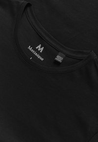 Sort bomulds T-shirt med rund hals, der har et label med "Matinique" branding og plejeinstruktioner. Blød, glat tekstur.