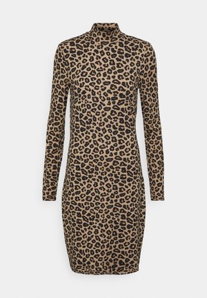 Sukienka dopasowana z długim rękawem do kolan, z wysokim kołnierzem, w beżowo-czarny wzór w cętki.