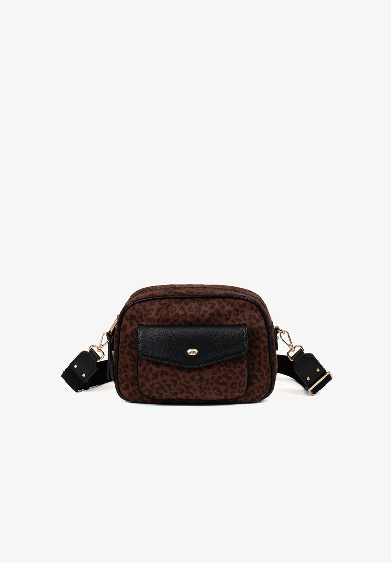 Brązowa torba crossbody w rodzaj przeplotu lamparta z czarną skórzaną kieszonką na klapce, złotymi detalami, regulowanym paskiem i miękką teksturą tkaniny.