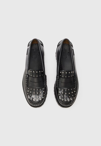 Schwarze Lederloafers mit Nietenakzenten, gefertigt mit einem strukturierten Design, das eine verlängerte Zehe und eine gepolsterte Innensohle aufweist.