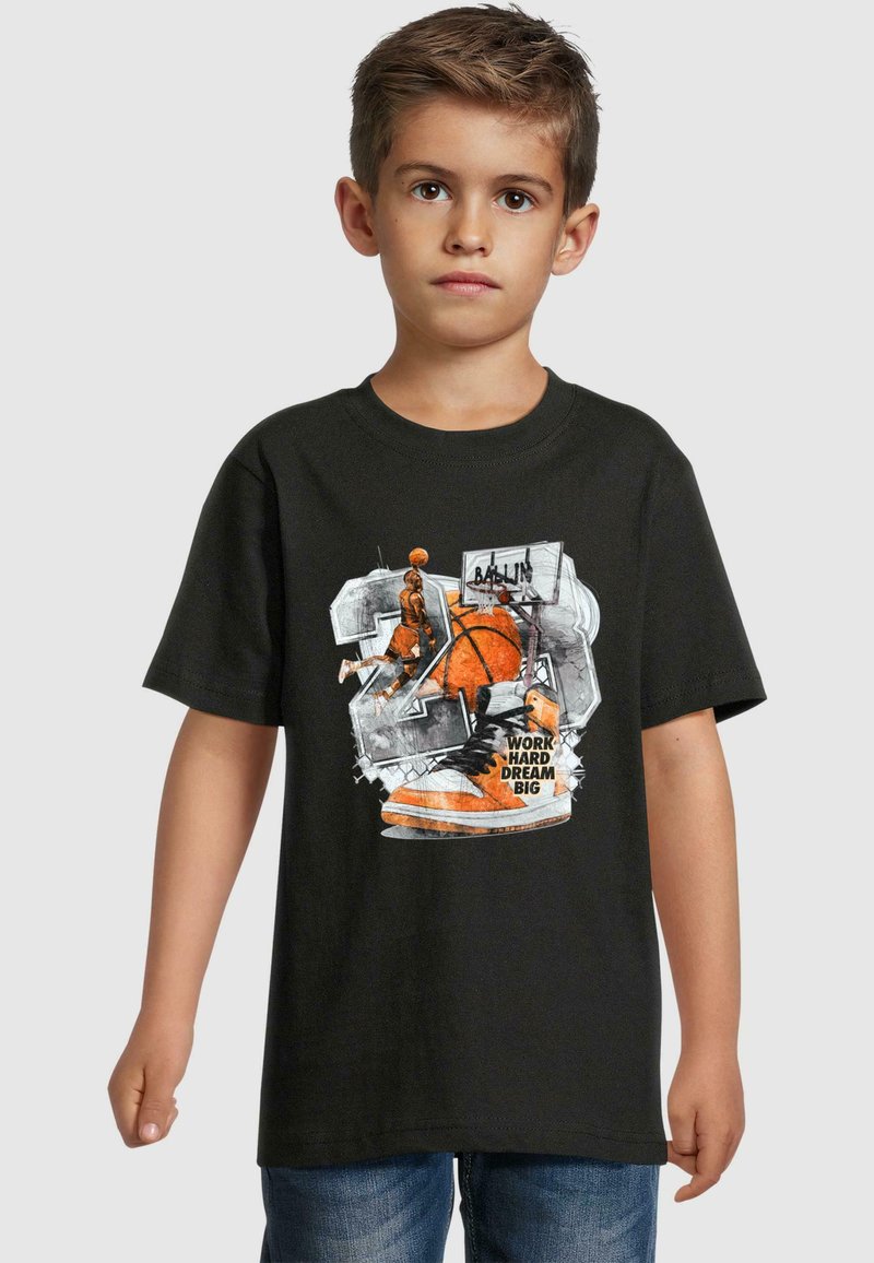 Camiseta de algodón negra con un gráfico colorido de baloncesto, acentos naranjas y el texto "TRABAJA DURO SUEÑA EN GRANDE". Mangas cortas y corte relajado.