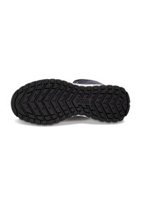 Czarny gumowy bieżnik buta z teksturowanym wzorem zapewniającym przyczepność, z logo Fila. Konstrukcja zawiera warstwową strukturę zwiększającą trwałość.