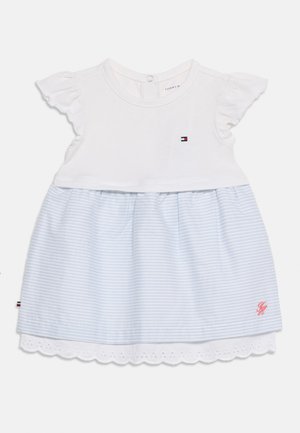 Λευκό και γαλάζιο βρεφικό φόρεμα με κοντά βολάν στα μανίκια, μικρό λογότυπο Tommy Hilfiger στο στήθος και διάτρητη δαντέλα στο τελείωμα.