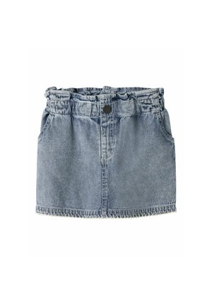 Jupe en denim bleu clair avec taille froncée, bouton sur le devant et poches, et coutures décoratives le long de l'ourlet.