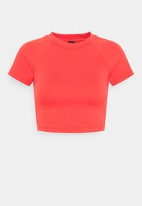 Červený crop top s kulatým výstřihem a krátkými raglánovými rukávy. Vyrobený z hladké, elastické látky. Jednoduchý design bez dalších vzorů nebo akcentů.