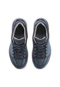 Sneakers da uomo di colore blu scuro, realizzati in pelle scamosciata e mesh, con sistema di allacciatura, colletto imbottito e suola in gomma testurizzata.