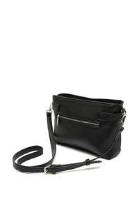 Sacoche en cuir noir avec une surface texturée, poche avant zippée et bandoulière ajustable. Présente un design minimaliste et des éléments en métal argenté.