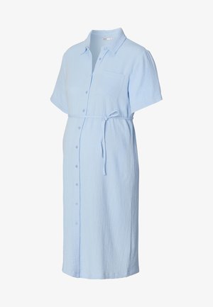 Lysblå gravidkjole lavet af tekstureret stof, korte ærmer, en knaplukning foran og et bælte i taljen med en brystlomme.