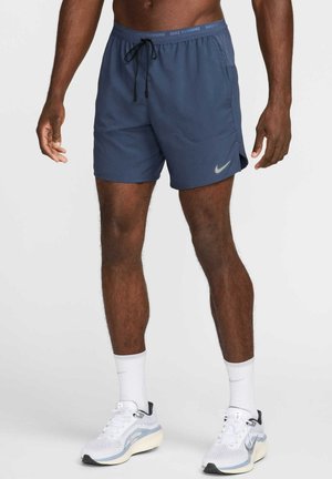 Marineblauwe Nike hardloopshorts met een elastische tailleband, trekkoord en zijzakken. Bevat een klein zilver logo aan de linkerkant.