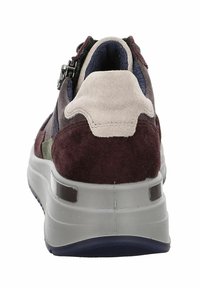 Multicolored sneaker with a combination of suede and mesh materials, featuring a textured burgundy heel, navy blue accents, and a gray sole.