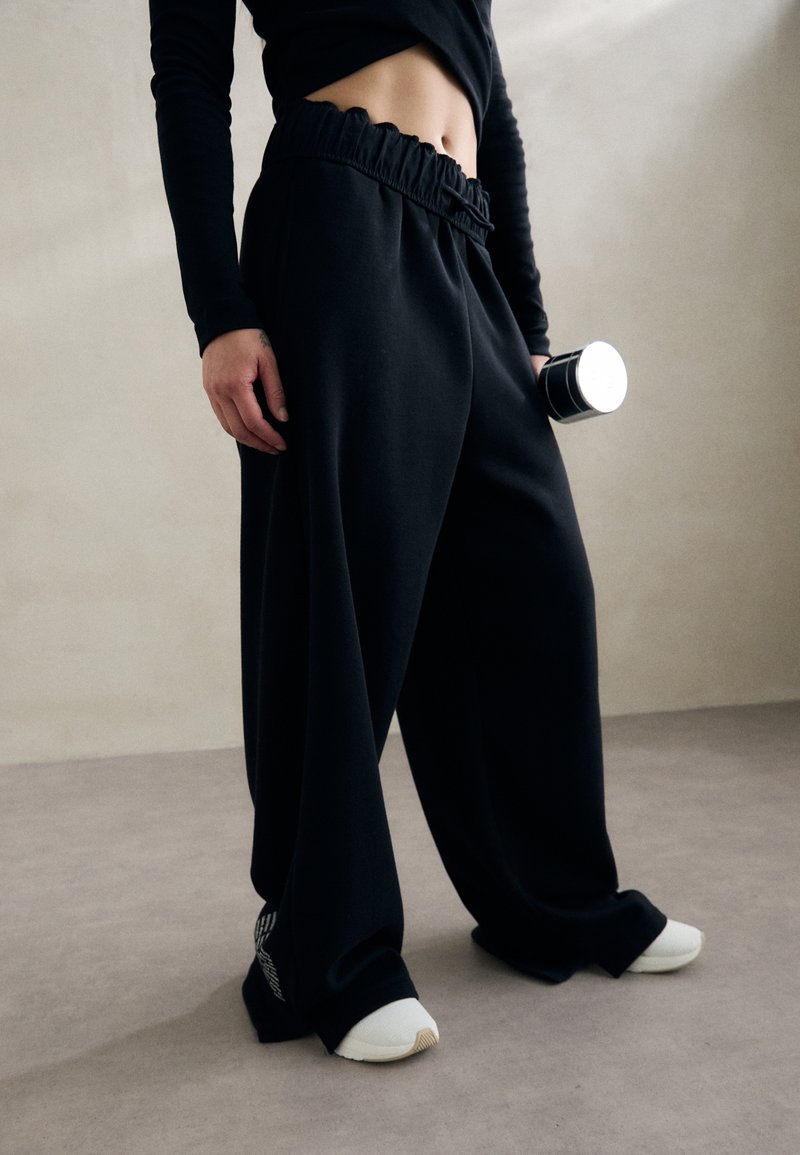 Champion EMOTIONAL DANCE WIDE LEG PANTS - Treniņtērpa apakšdaļas - black