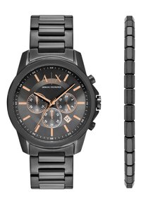 Montre en acier inoxydable noir avec un cadran rond, des accents orange, des sous-cadrans chronographe et une fonction date. Comprend un bracelet à maillons.