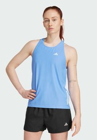 Lichtblauwe sporttop met een ronde hals en een mesh textuur; gecombineerd met zwarte shorts met een wit logo en zijstrepen.