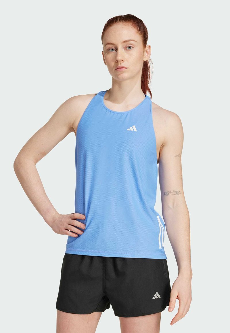 Lichtblauwe sporttop met een ronde hals en een mesh textuur; gecombineerd met zwarte shorts met een wit logo en zijstrepen.