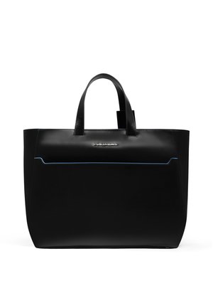 Sort lædertaske med to håndtag, slank lomme foran med blå kant og lille metallogo øverst foran i midten.