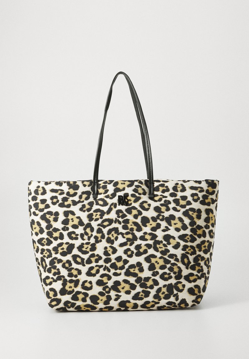 Saco tote em padrão de leopardo com alças de pele preta, forma retangular e logótipo de designer em destaque na frente.