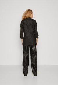 Pieces BOSELLA 3/4 GLITTER MM - Blazer - black/silver