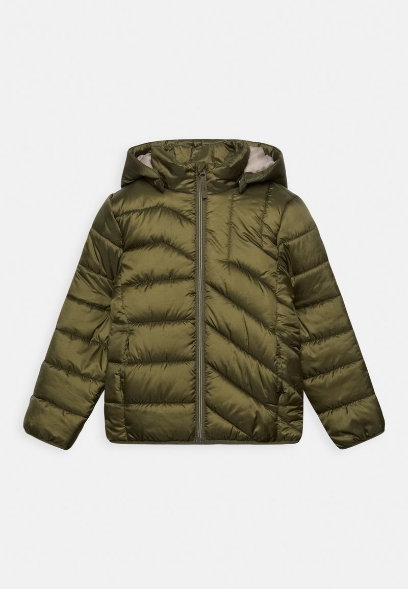 Zielona puchowa kurtka z kapturem, z zamkiem błyskawicznym z przodu, poziomym pikowaniem i gładką teksturą.