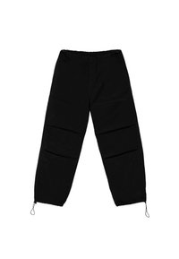 Pantalones cargo negros con cintura elástica, que cuentan con dos grandes bolsillos laterales y puños de tobillo ajustables para un ajuste estrecho.