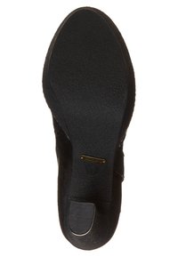 Czarna podeszwa buta z teksturowanej gumy, zakrzywiony kształt, złota płytka akcentująca oraz oznaczenie rozmiaru „37” w pobliżu pięty.