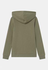 Felpa verde oliva con una texture morbida, grande cappuccio, maniche lunghe e polsini e orlo a costine. Presenta un design semplice e privo di decorazioni.