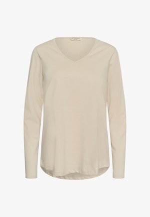 Beige V-hals shirt met lange mouwen en een licht gebogen zoom, voorkant weergegeven tegen een effen achtergrond.