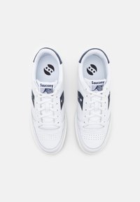 Baskets en cuir blanc avec un accent bleu marine, détails perforés, bout rond, semelle plate blanche, et semelle intérieure et languette de marque.