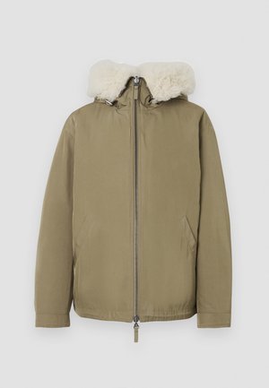 Jacket caqui com capuz de pelagem creme, fecho frontal e bolsos laterais, feito de um material sintético suave.