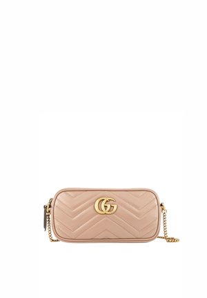 Lille quiltet beige læder crossbody taske med gyldent dobbelt G-logo og kort gyldent kæderem.