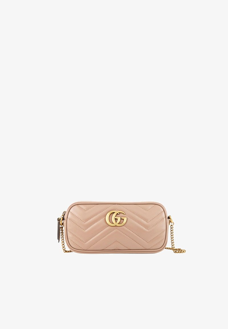 Petit sac bandoulière en cuir beige matelassé avec logo double G doré et une courte chaîne dorée.