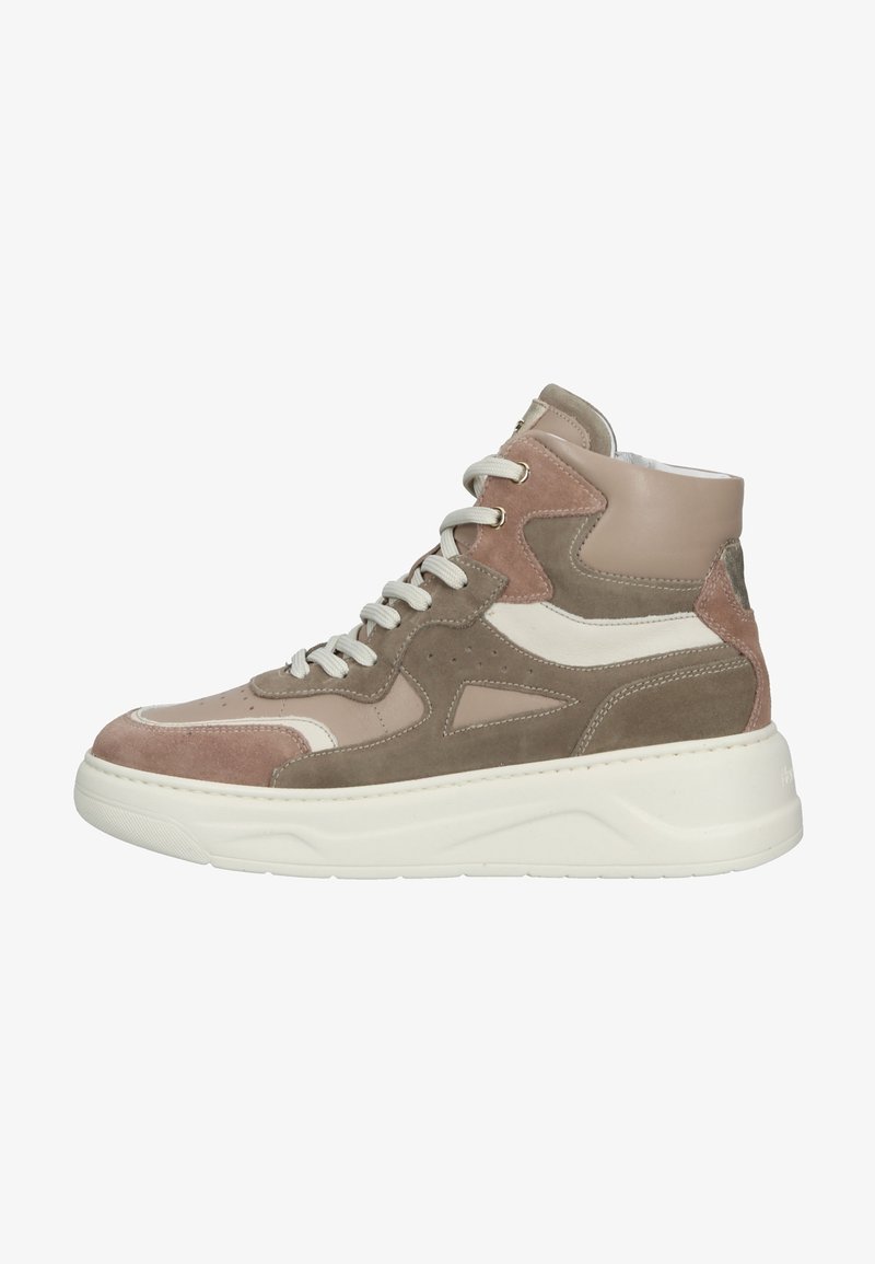 Basket montante en daim beige, marron et rose avec lacets blancs et semelle blanche épaisse, vue de côté.