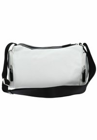 Borsa a spalla bianca in nylon con tracolla nera, scomparti con zip e texture liscia. Caratterizzata da hardware in argento e forma rettangolare.