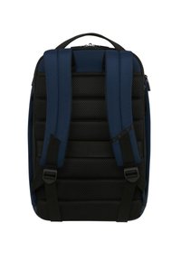 Zaino blu navy con spallacci in rete imbottiti, maniglia superiore e chiusura con zip. Presenta un design texturizzato con accenti neri.