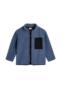 Fleecejacke in Hellblau mit einer schwarzen Reißverschlusstasche auf der linken Brust, hohem Kragen und Frontreißverschluss. Weiche Textur und lange Ärmel.