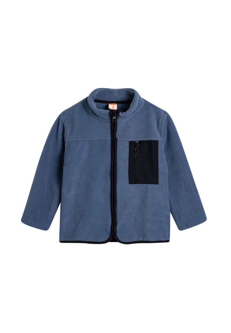 Fleecejacke in Hellblau mit einer schwarzen Reißverschlusstasche auf der linken Brust, hohem Kragen und Frontreißverschluss. Weiche Textur und lange Ärmel.
