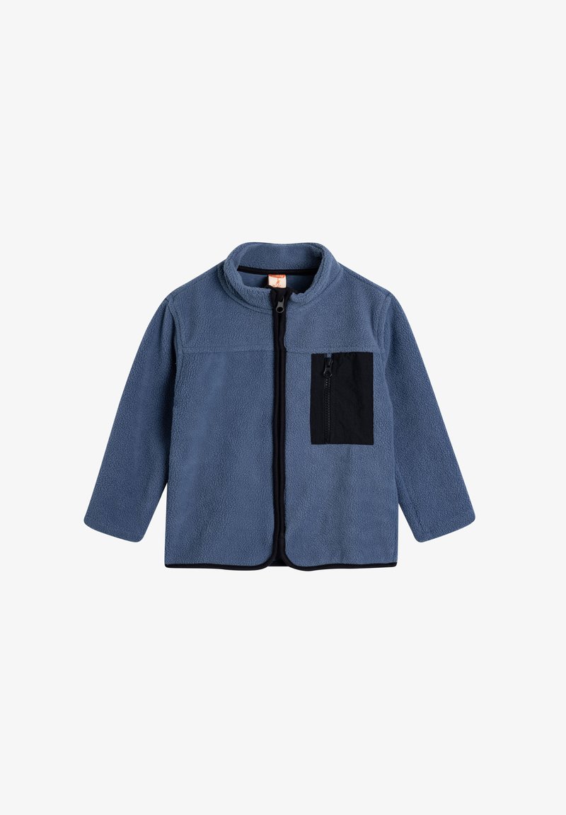 Fleecejacke in Hellblau mit einer schwarzen Reißverschlusstasche auf der linken Brust, hohem Kragen und Frontreißverschluss. Weiche Textur und lange Ärmel.