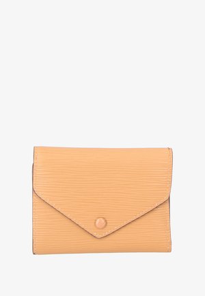 Portafoglio color pesca realizzato in materiale testurizzato. Presenta una chiusura a patta con un bottone a scatto arrotondato e sottili dettagli di cucitura.