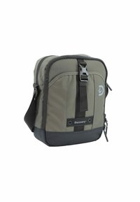 Borsa in nylon grigia con fondo nero, chiusura con zip, tasca frontale con cinturino e logo. Dotata di spallaccio imbottito e superficie texture.
